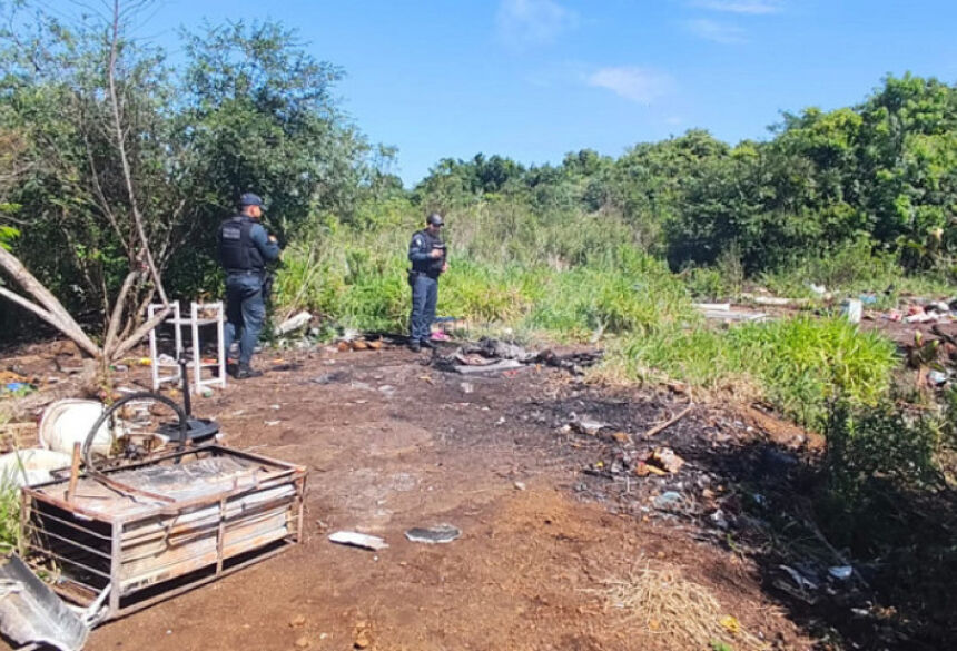 Policiais militares no local onde o corpo foi encontrado totalmente carbonizado; Foto: Sidnei Bronka/Ligado Na Notícia