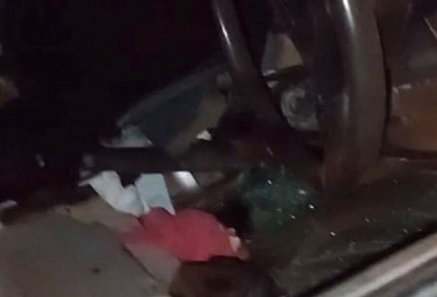 Interior da caminhonete, que tinha a vítima fatal Osmar; Foto: Reprodução/Ligado Na Notícia