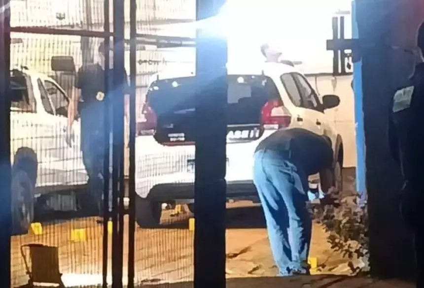 Peritos no estabelecimento onde ocorreu ataque a tiros. (Foto: Ponta Porã News).