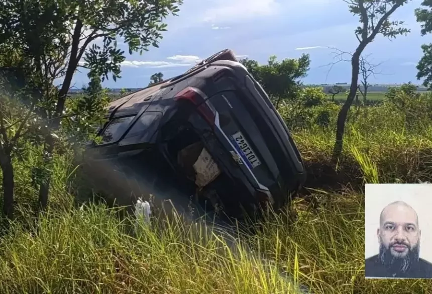 Carro conduzido por Rodrigo capotou após bater na carreta; Fotos: Da Hora Bataguassu