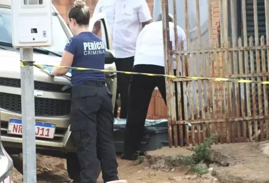 Corpo do menor sendo recolhido por peritos no local do crime; Foto: Campo Grande News