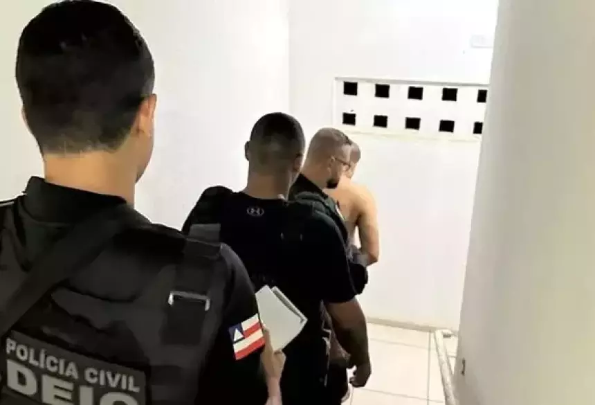 Policiais prenderam o criminoso ontem, em Feira de Santana; Foto: Divulgação/PCBA