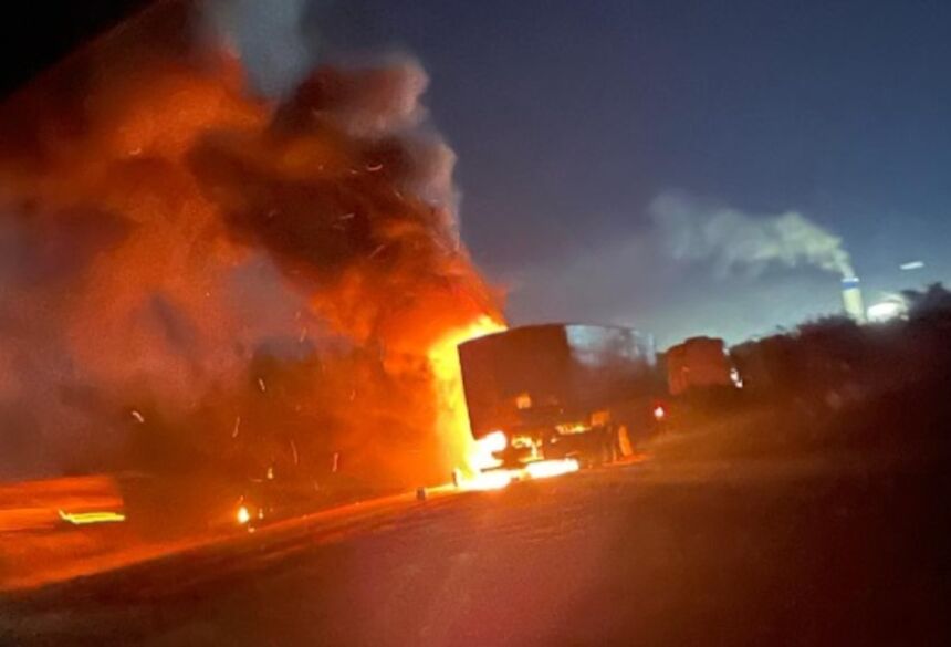 Caçamba do veículo ficou destruído pelo fogo (reprodução)