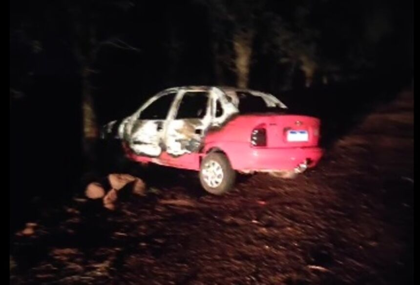 Carro onde o corpo da vítima foi encontrado carbonizado (Reprodução/Rio Brilhante em Tempo Real)