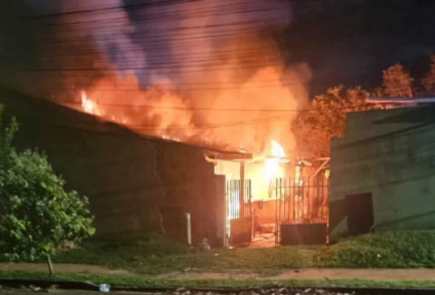 Chamas rapidamente se espalharam e destruíram o imóvel; Foto: Reprodução