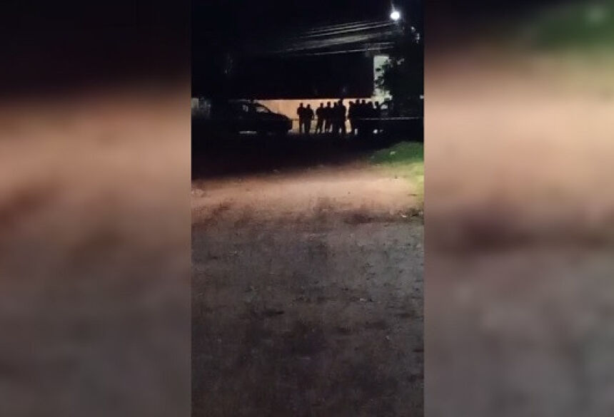 Policiais no local do confronto com os dois criminosos; Foto: Reprodução/Campo Grande News