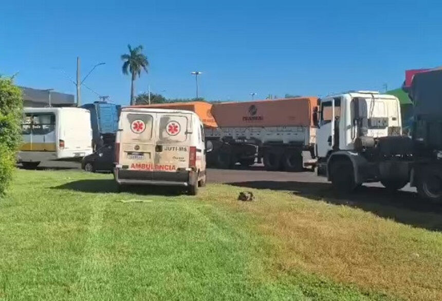 Ambulância de Juti precisou passar pela rotatória devido ao congestionamento nas proximidades do acidente Foto e vídeo: Leandro Holsbach