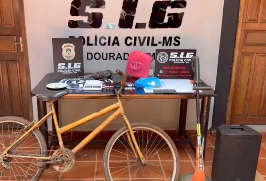 Bicicleta usada no furto e objetos apreendidos na 