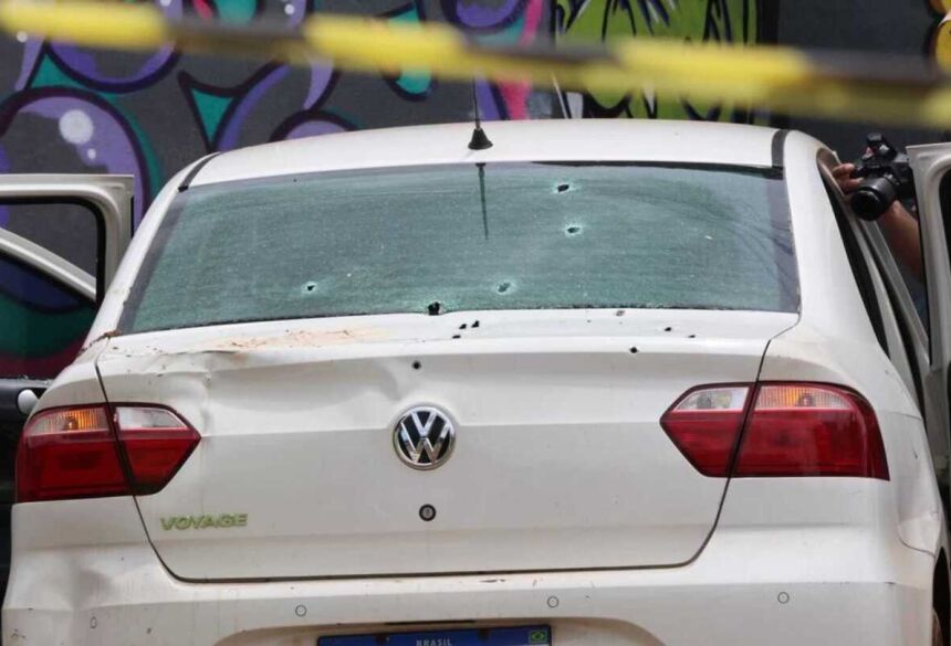 Carro bateu contra meio-fio. (Pietra Dorneles, Jornal Midiamax)