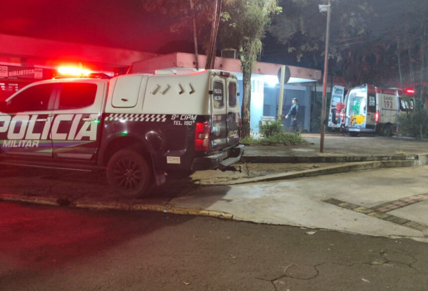 Viatura da Polícia Militar em frente ao Hospital da Vida, para onde as vítimas foram levadas; Foto: Leandro Holsbach