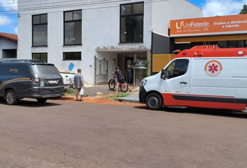Carro da funerário e o Samu em frente ao local onde o rapaz caiu e faleceu; Foto: Leandro Holsbach