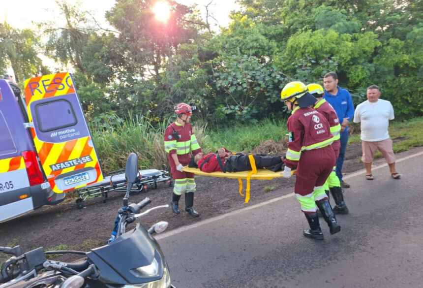 Homem sendo socorrido pelas socorristas após ser baleado; Foto: Alerta Dourados
