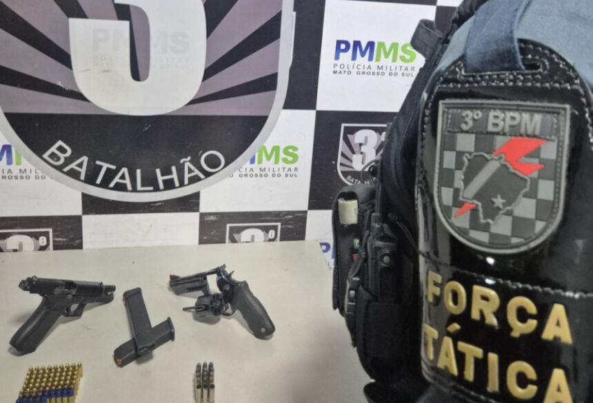 Armas e munições que foram apreendidas com a dupla; Foto: Divulgação/PM