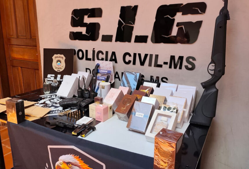 Armas, rádios comunicadores, perfumes e outros itens apreendidos com Paulo César; Fotos 1 e 2: Sidnei Bronka/Ligado Na Notícia