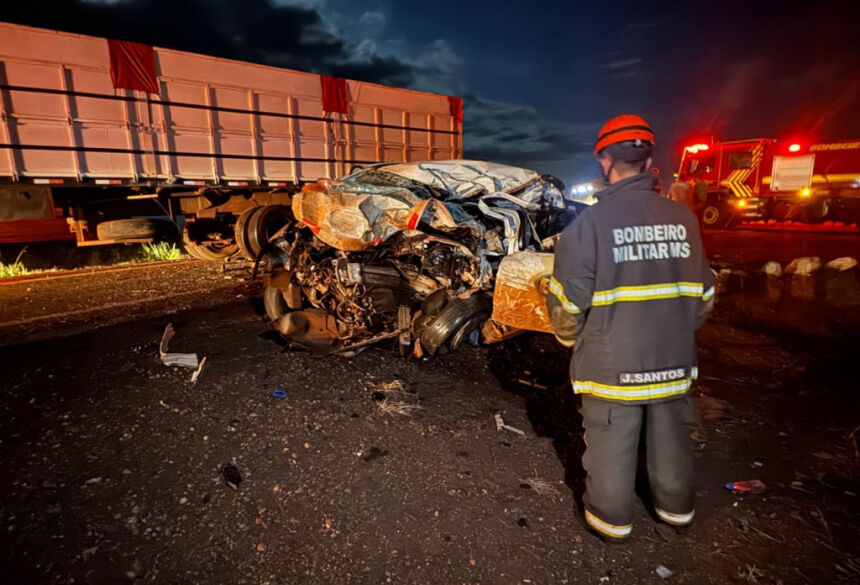 Vítimas estavam no carro que ficou destruído com a batida; Foto: Maracaju Speed