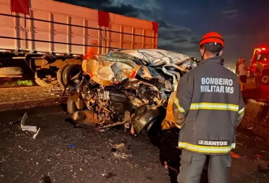 Carro ficou destruído devido ao impacto da batida; Foto: Maracaju Speed