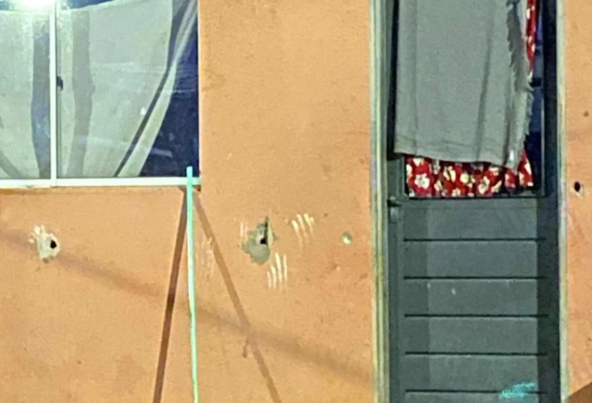 Paredes da casa ficaram com marcas de bala. (Foto: Fala Povo, Jornal Midiamax)