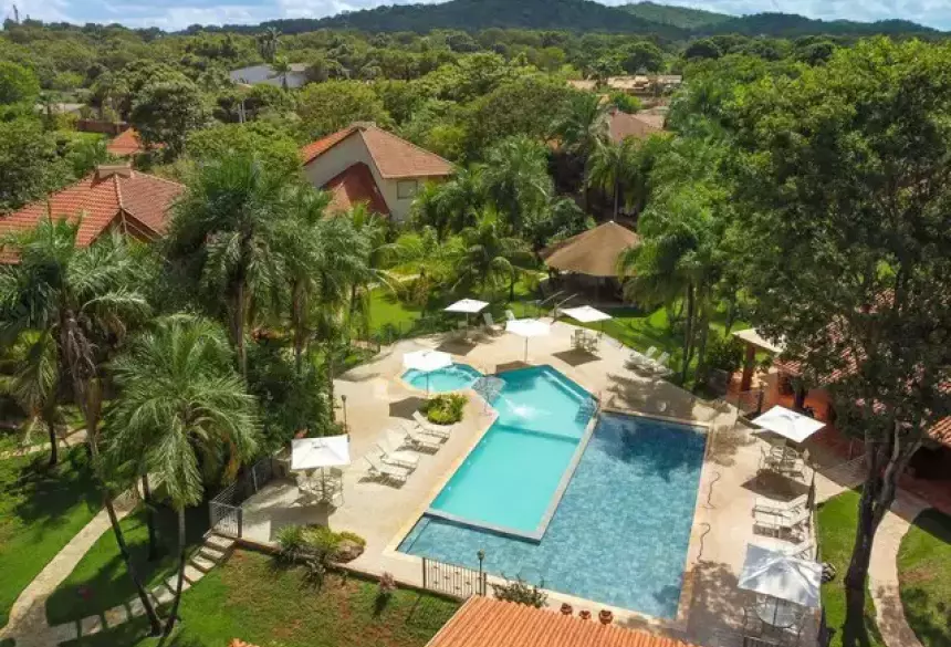 ÁGUAS DE BONITO - MS - Piscinas cercadas por jardins exuberantes (Foto: Divulgação).