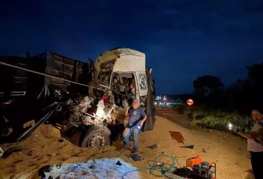 Cabine do veículo onde o motorista estava ficou retorcida com o impacto; Foto: Jornal Cenário MS