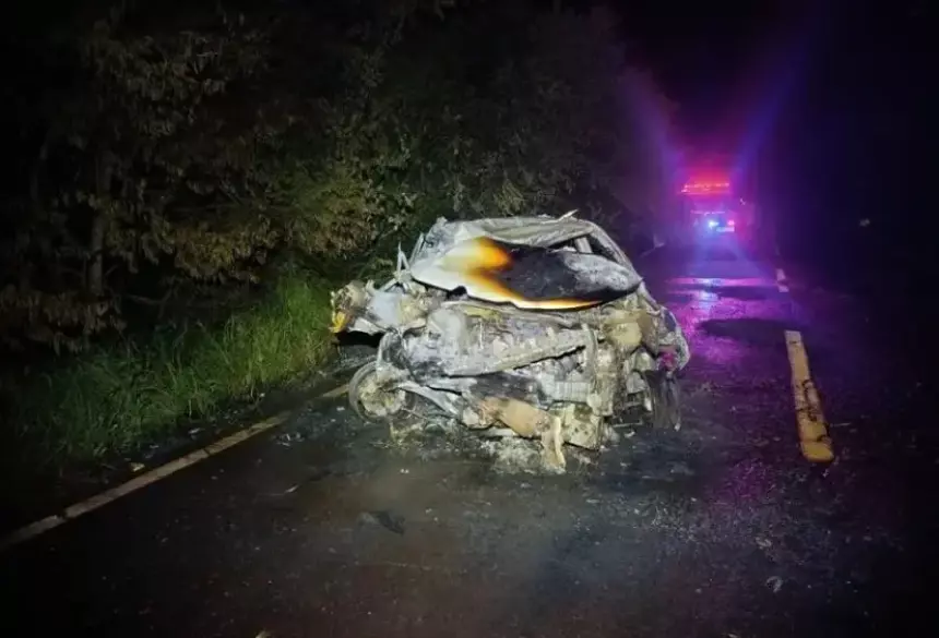Carro ficou completamente destruído. (Da Hora Bataguassu)