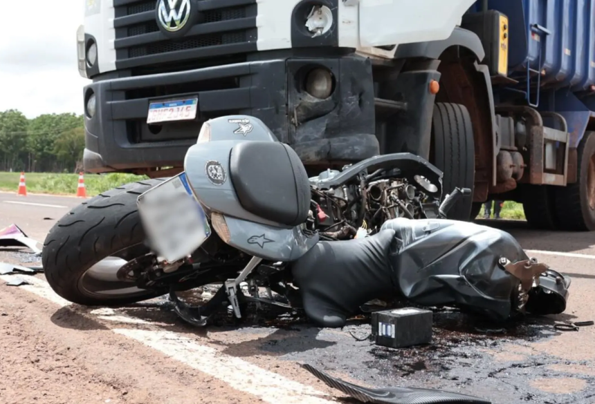 Motocicleta GFX de 750 cilindradas ficou destruída após o acidente. (Madu Livramento, Jornal Midiamax)