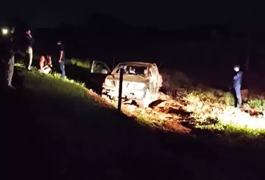 Caminhonete caiu em um desnível às margens da rodovia; Foto: Eliton Santos/Impacto News
