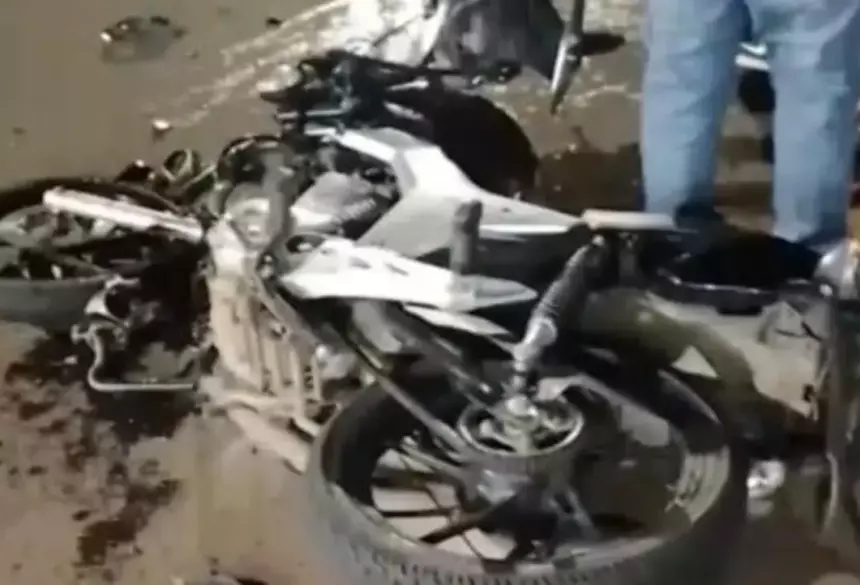 Motocicleta ficou destruída com a colisão (Fala Povo)