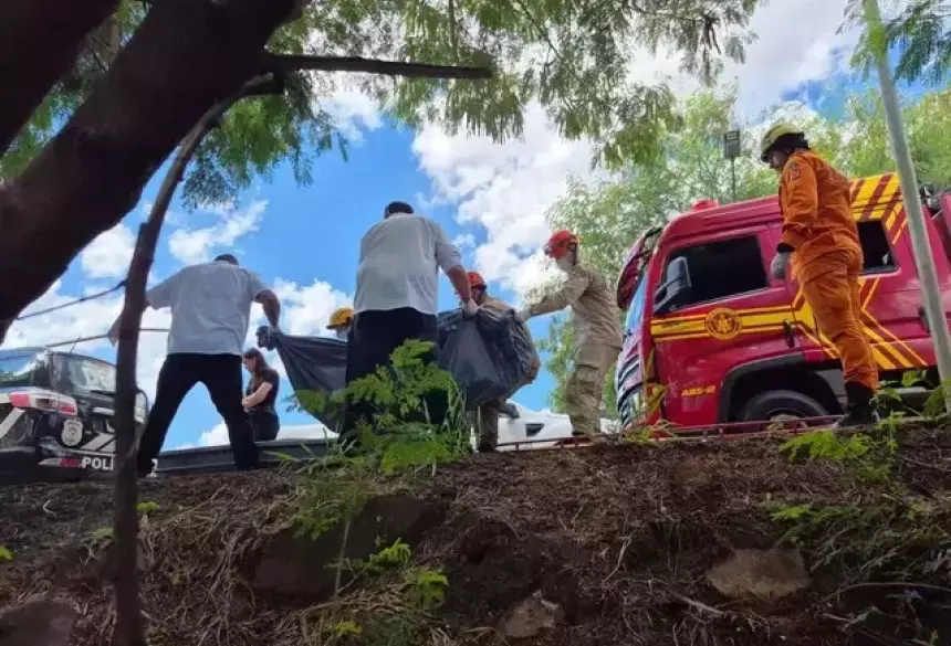 Corpo sendo retirado do local pelo Corpo de Bombeiros; Foto: Campo Grande News