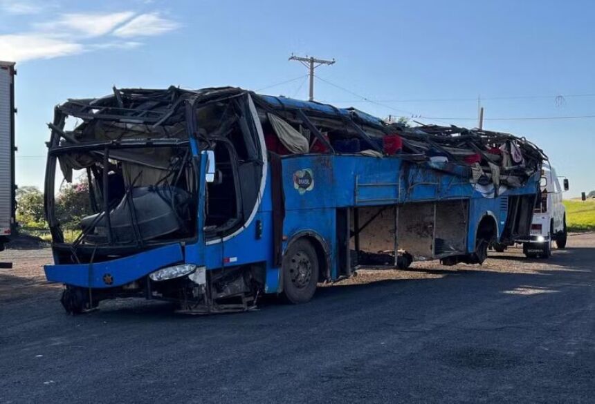 Ônibus tombou na BR-153 entre Ocauçu e Marília - Crédito: Filipe Zampoli/TV TEM