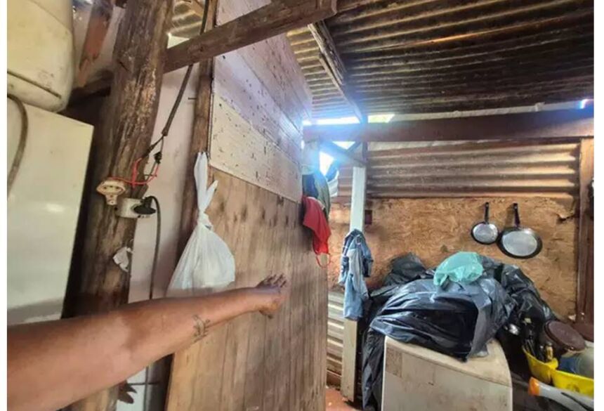 Rosele em um dos cômodos mostrando a lona em cima das roupas para tentar proteger da chuva (Foto: Marcos Maluf)
