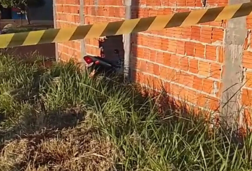 Impacto da moto foi tão forte que quebrou o muro - Foto: Reprodução/Clezer Gomes