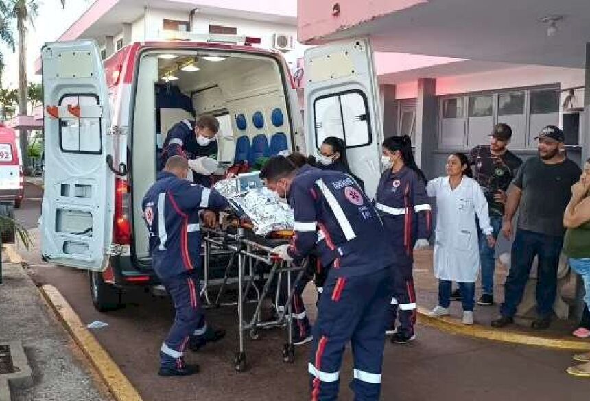 Equipes retiram vítima de ambulância na entrada do Hospital da Vida. (Foto: Osvaldo Duarte/Dourados News)