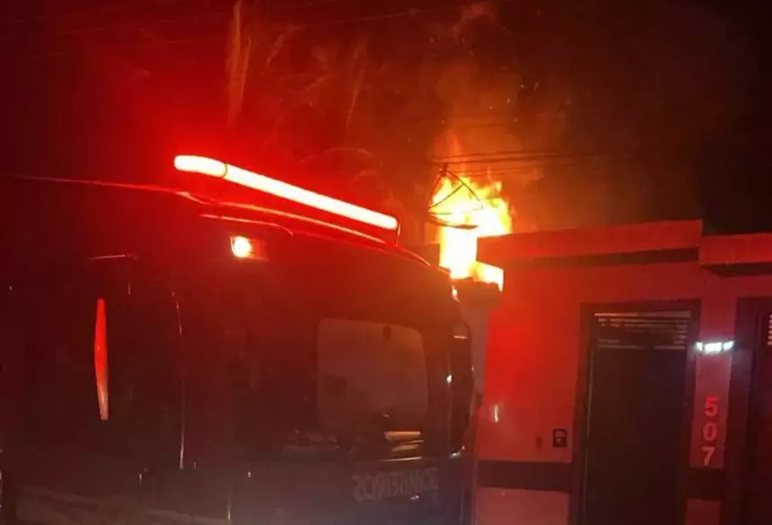 Casa pegando fogo no Bairro Maria Salomé (Foto: Corpo de Bombeiros).