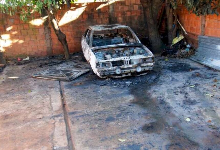 Carro do autor do homicídio totalmente incendiado (Foto: Juliano Almeida)