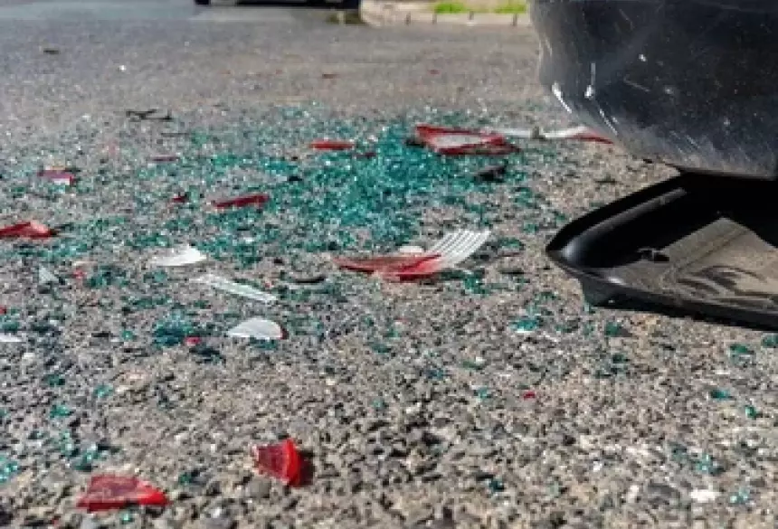 Imagem ilustrativa de peças do carro no asfalto após impacto do acidente.