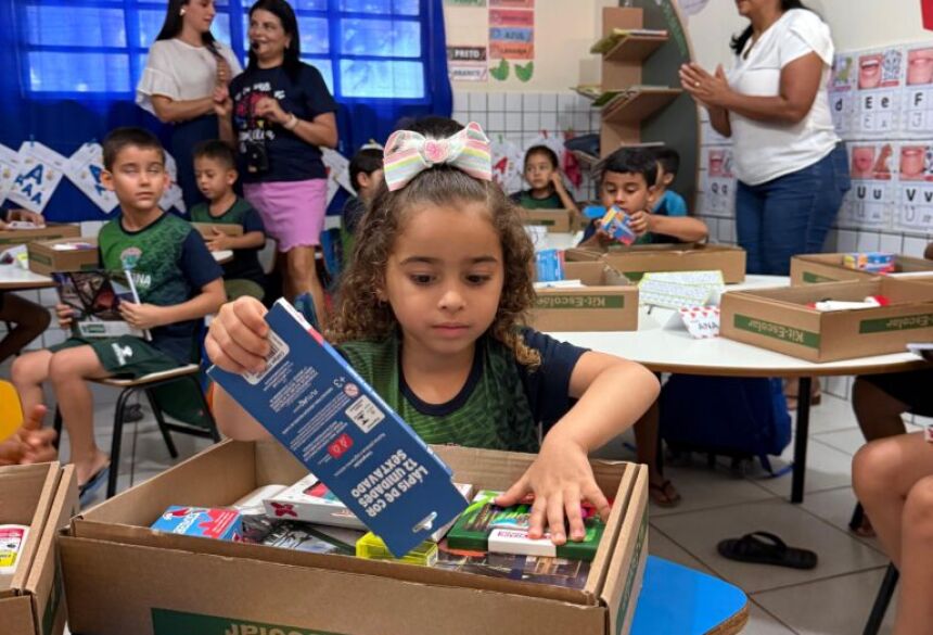 Estudantes recebem com festa novos materiais escolares na Rede Municipal de Ensino em Vicentina  Fotos: Wendel Souza