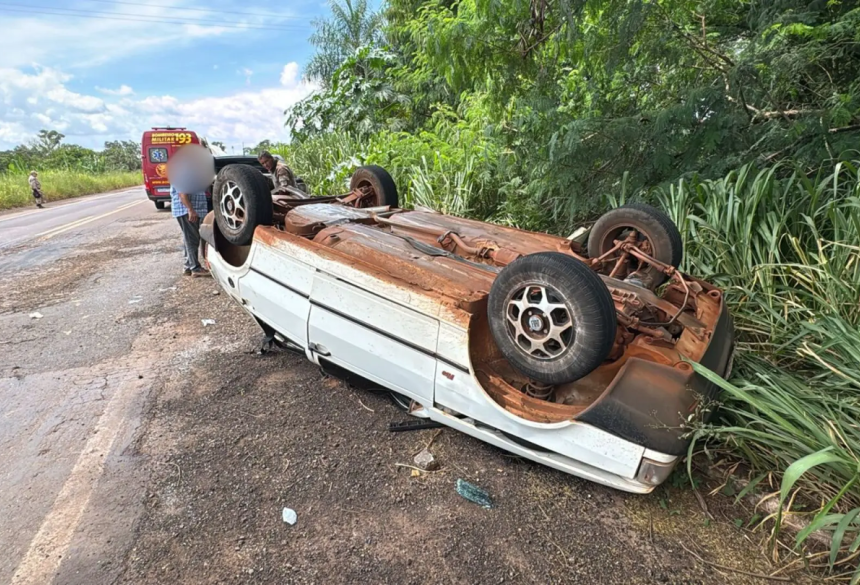 Fiat Uno conduzido por motorista de 53 anos. (Foto: Leonardo de França, Jornal Midiamax)