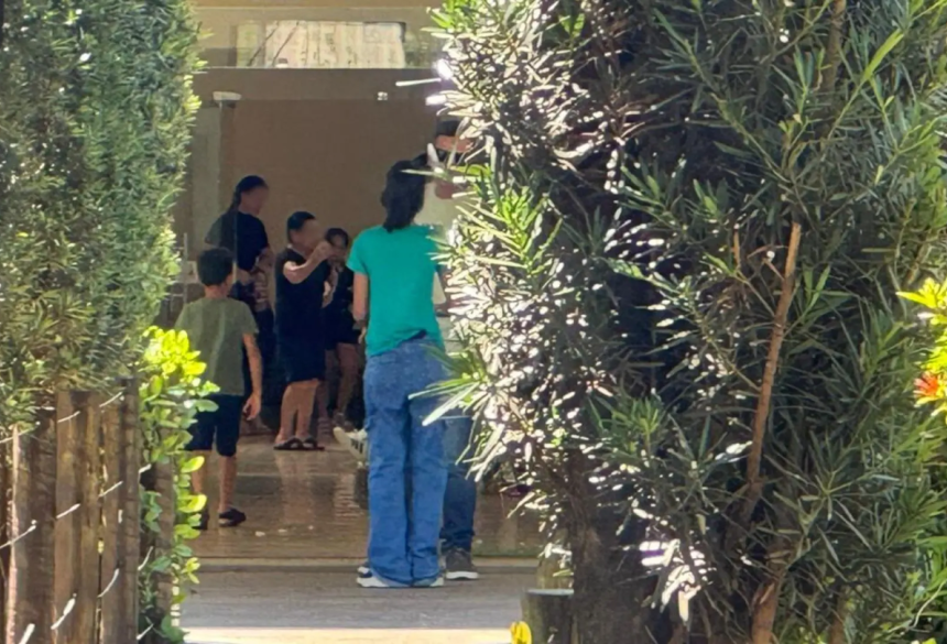 Cerimônia de despedida reúne familiares e amigos. (Foto: Leo de França, Midiamax)