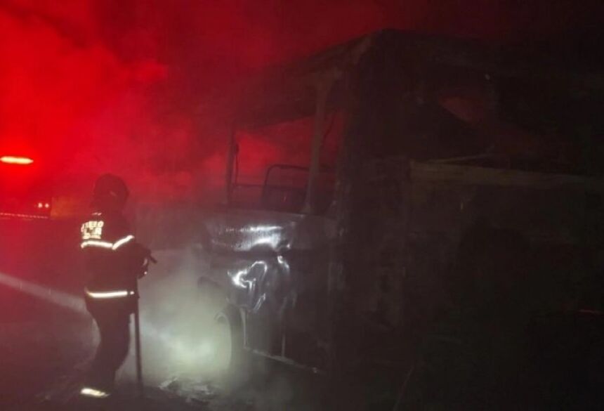 Ônibus escolar da Prefeitura de Nova Andradina foi destruído por incêndio na MS-134 - Foto: Corpo de Bombeiros Militar