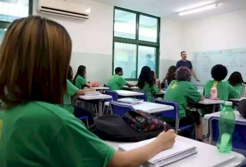Professor dando aula para alunos de Escola Estadual de Mato Grosso do Sul. (Foto: Álvaro Rezende)