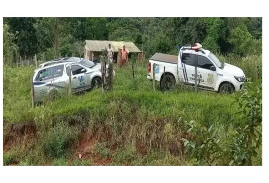 Veículos da perícia e de funerária no local onde corpos foram encontrados, em abril de 2025. (Foto: Fronteira Agora)