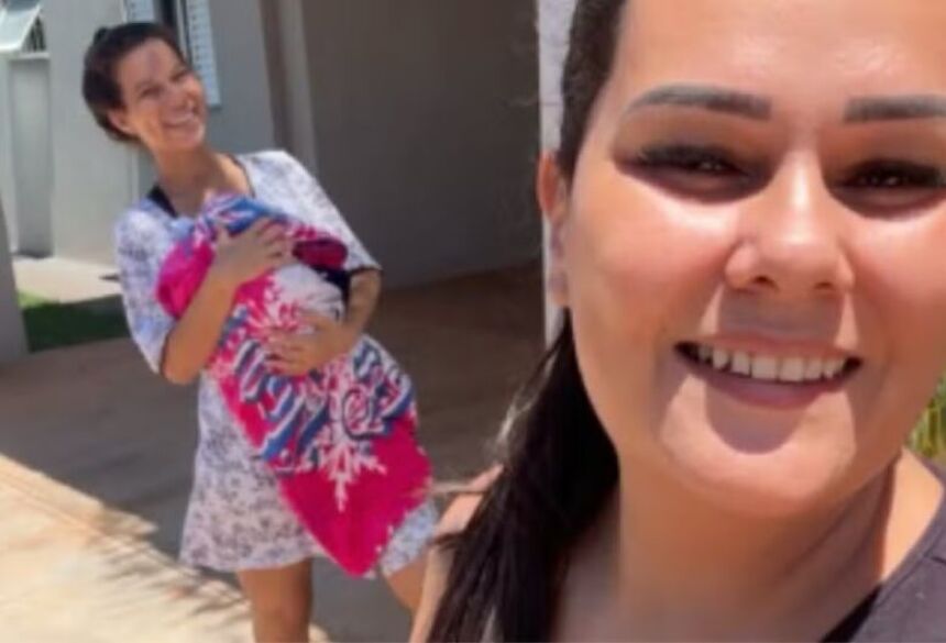 SIDROLÂNDIA Grávida pede carona para amiga e dá à luz no banco de carro 04 março 2026 - 07h42Por G 1  Amizade de 20 anos marca nascimento dentro de carro e vídeo viraliza - Crédito: Redes sociais