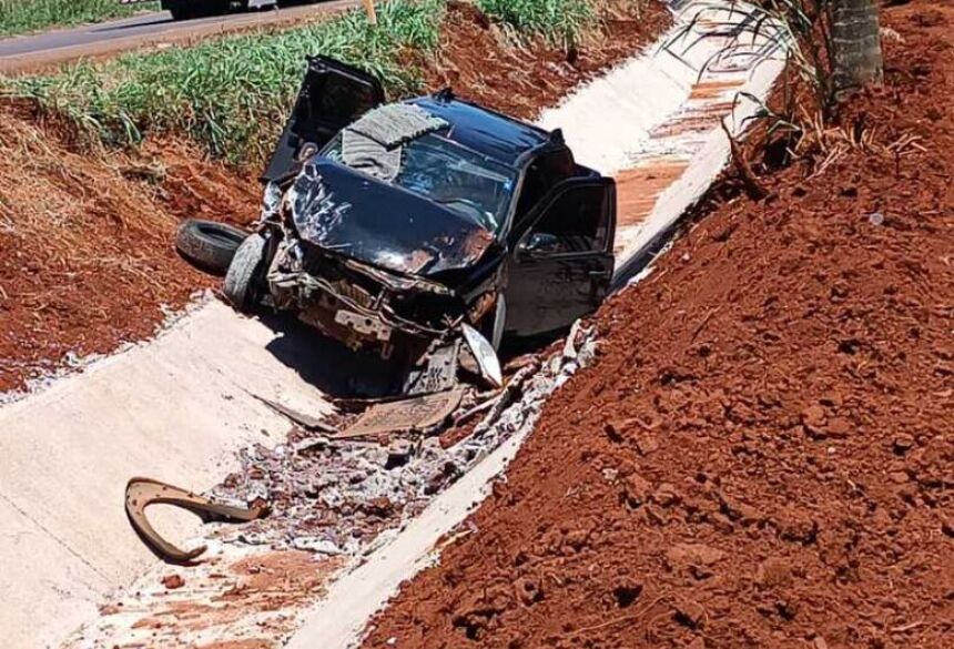 TRAGÉDIA Vítima de acidente entre Dourados e Indápolis tinha 75 anos; filho da idosa conduzia veículo 03 março 2026 - 13h51Por Jessica Beatriz e Osvaldo Duarte  Veículo caiu às margens da rodovia - Crédito: Ligado na Redação