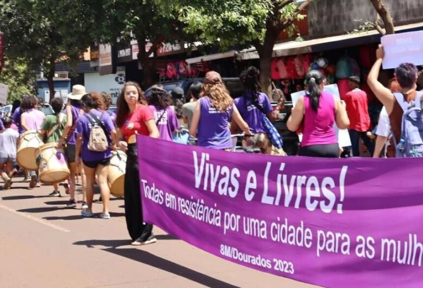 SÁBADO Marcha das Mulheres mobiliza Dourados com pauta contra feminicídio e por políticas de proteção 05 março 2026 - 16h37Por Jessica Beatriz  Marcha das Mulheres realizada em Dourados - Crédito: Simted/Arquivo