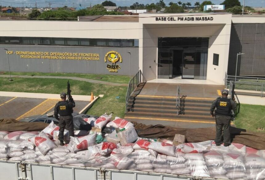 TRÁFICO Polícia encontra quase 1t de maconha em meio a carga de açúcar 16 março 2026 - 11h07Por Da Redação  Maconha foi apreendida pelo DOF - Crédito: Divulgação