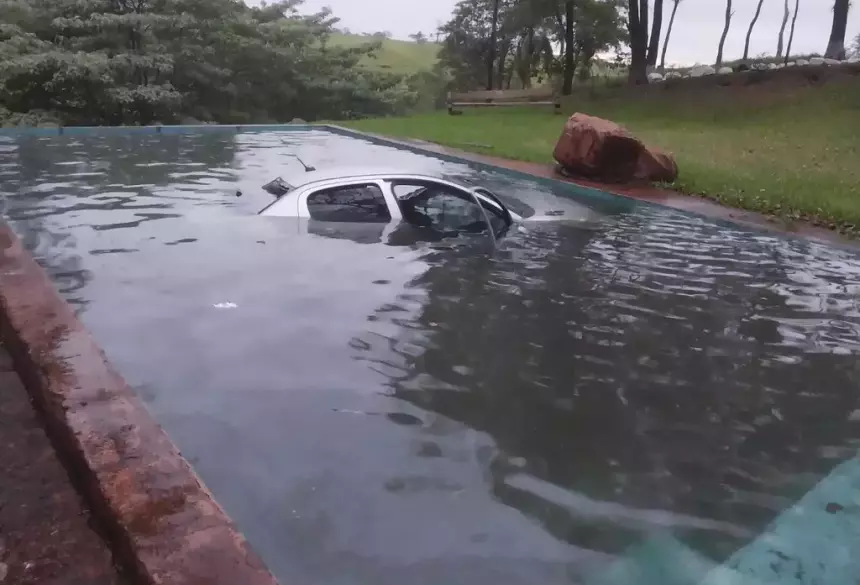 Veículo usado em perseguição só parou ao cair em piscina, diz a polícia. (Foto: Direto das Ruas / Campo Grande News).