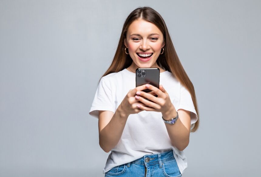 Mulher de beleza usando e lendo um smartphone isolado - Imagem: diana.grytsku / magnific