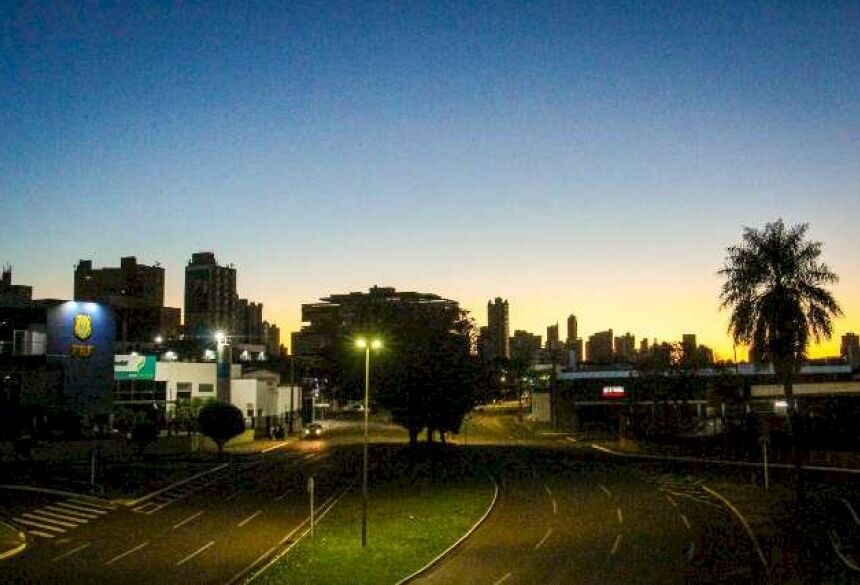 Céu aberto nesta manhã visto da Av. Ricardo Brandão, em Campo Grande (Foto: Juliano Almeida)