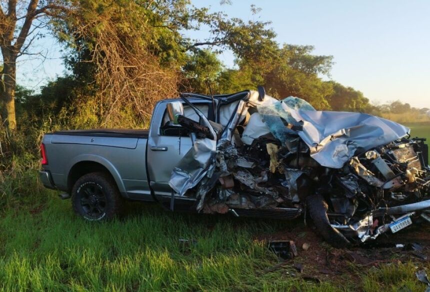 Colisão entre caminhonete e carreta deixou danos materiais significativos na MS-480, em Anaurilândia - Fotos: WhatsApp/Jornal da Nova
