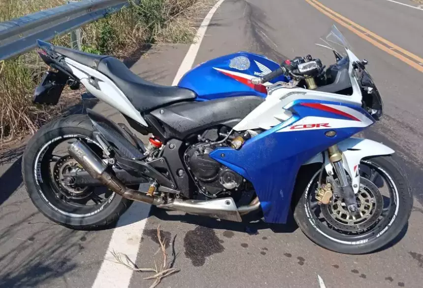  Motocicleta conduzida pela vítima no estrada onde ocorreu acidente (Foto: Direto das Ruas / Campo Grande News).